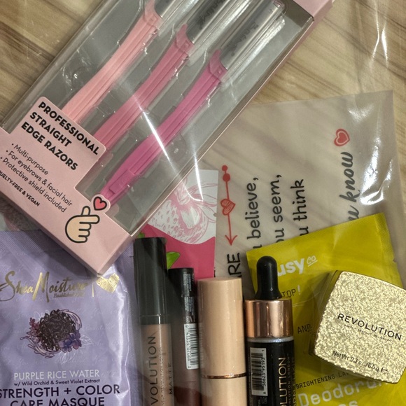 Revolution Beauty Set with Pink and Gold Highlights #3 - Picture 1 of 3